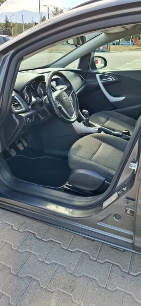 Opel Astra Sports Tourer ГАЗ, снимка 5