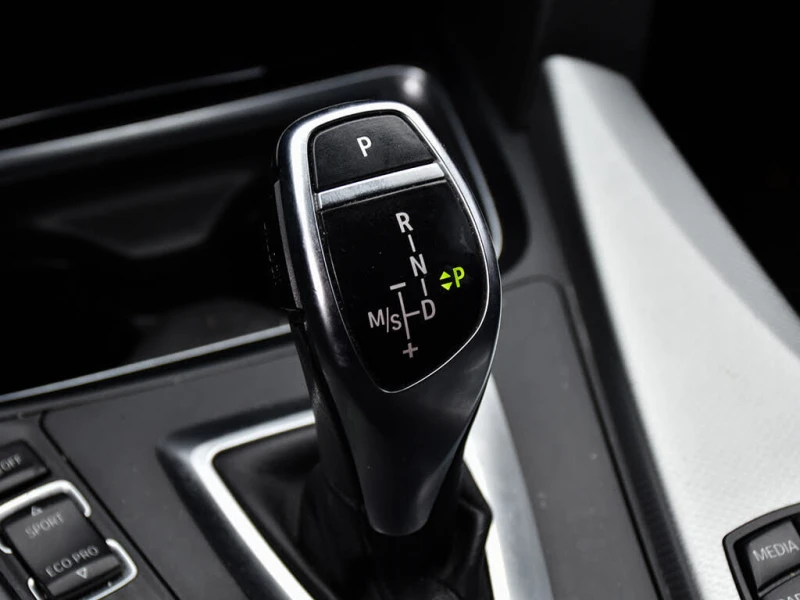 BMW 335 * АВТО КРЕДИТ* ЦЕНА ДО БГ * СЕРВИЗНА ИСТОРИЯ * , снимка 13 - Автомобили и джипове - 52595284