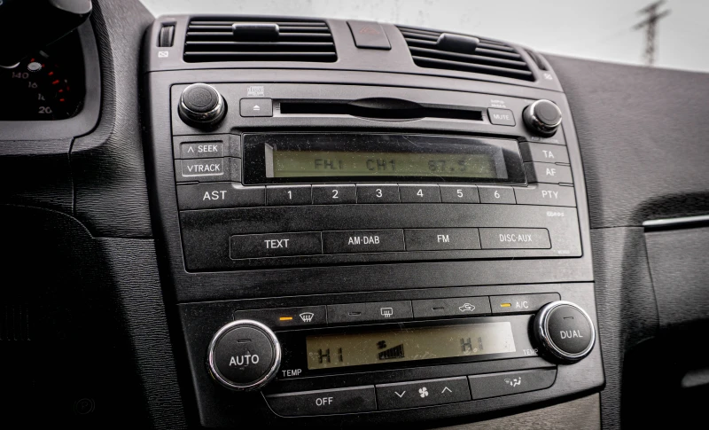 Toyota Avensis 1.8 бензин | Много добро състояние! С Гаранция! , снимка 11 - Автомобили и джипове - 53595231