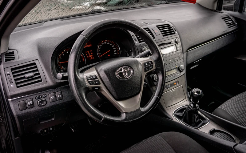 Toyota Avensis 1.8 бензин | Много добро състояние! С Гаранция! , снимка 7 - Автомобили и джипове - 53595231