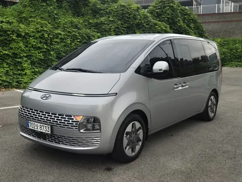 Hyundai Staria  11-Seater Modern