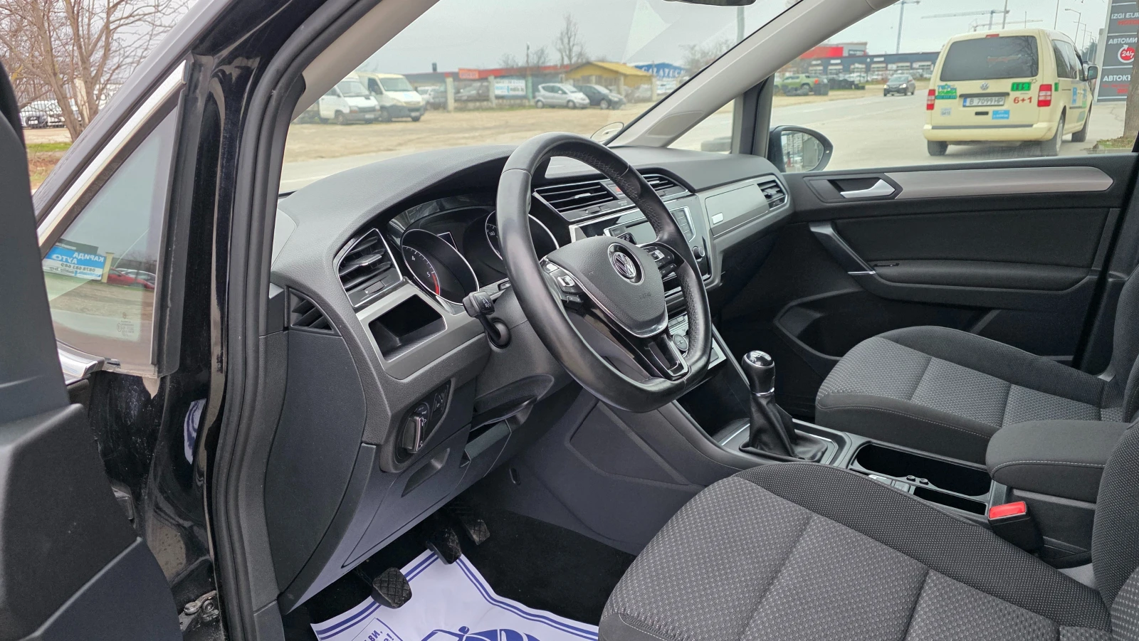 VW Touran KATO ЧИСТО НОВ/1.6d/110hp/7m, снимка 7 - Автомобили и джипове - 53727310