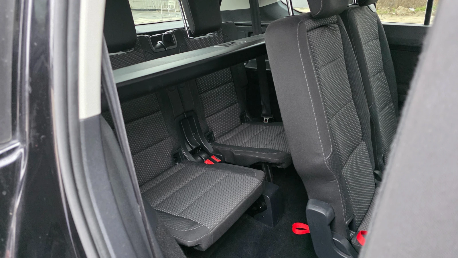 VW Touran KATO ЧИСТО НОВ/1.6d/110hp/7m, снимка 11 - Автомобили и джипове - 53727310