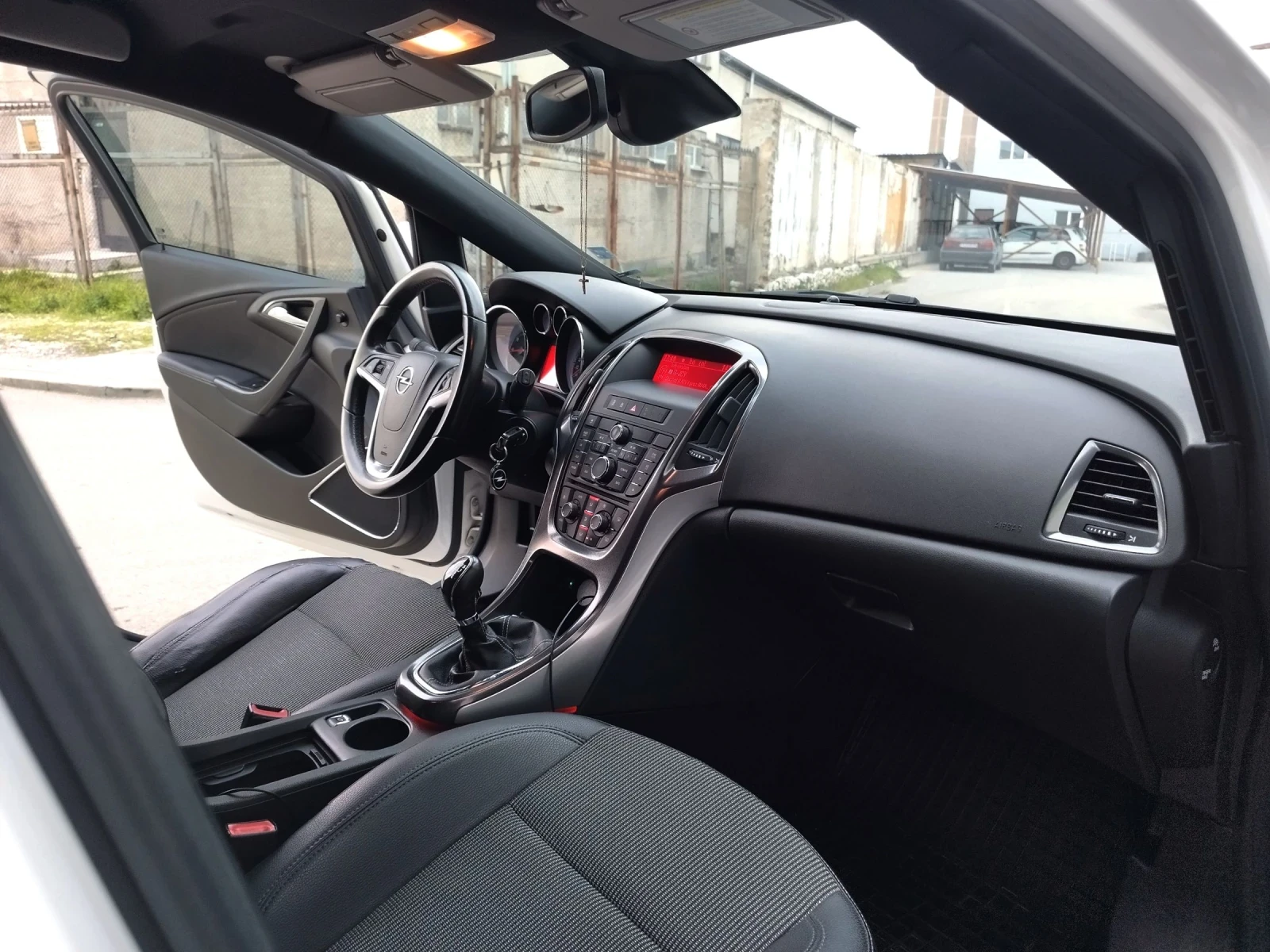Opel Astra 1.4 LPG, снимка 9 - Автомобили и джипове - 54978339