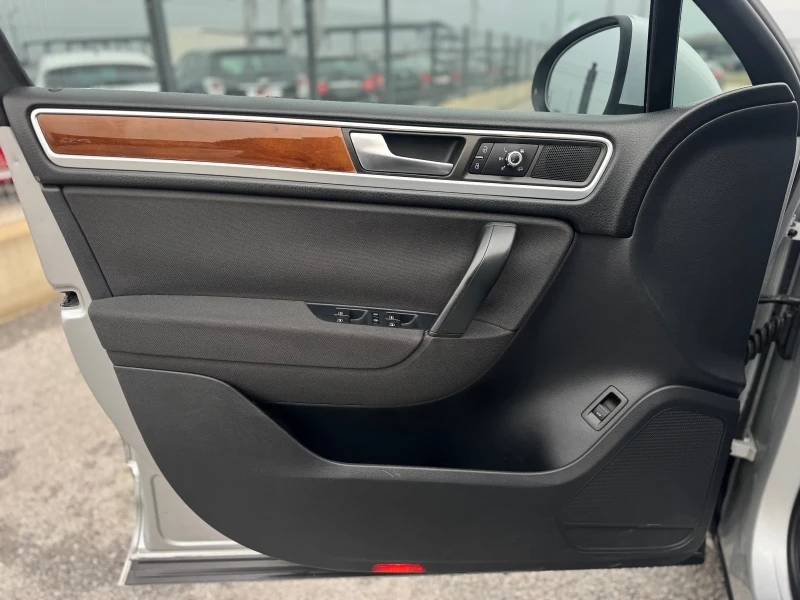 VW Touareg 3.0TDI, снимка 9 - Автомобили и джипове - 53454746