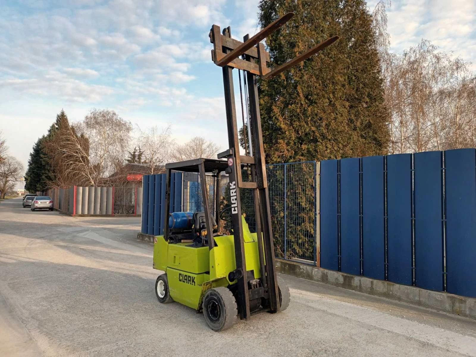 ������� Clark | Mobile.bg � ����������� 1