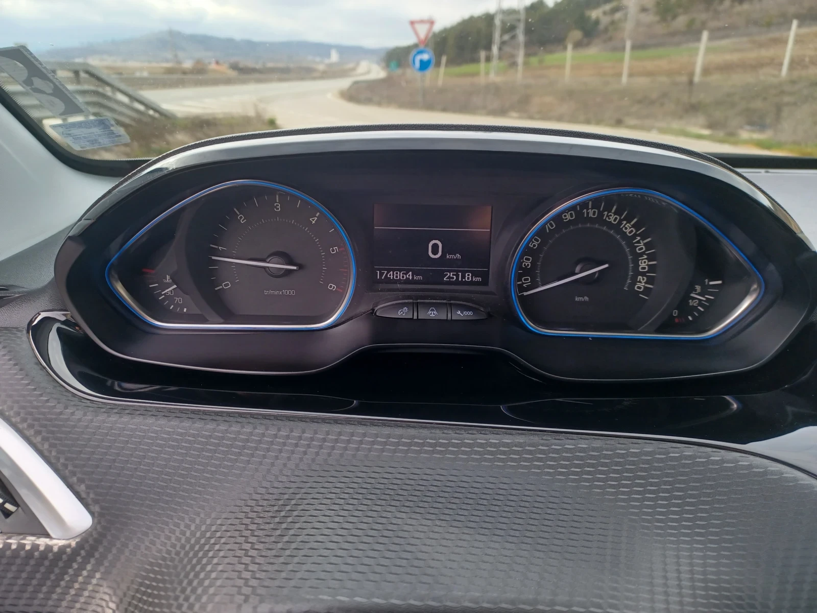 Peugeot 2008 1.6HDI, снимка 11 - Автомобили и джипове - 54031822