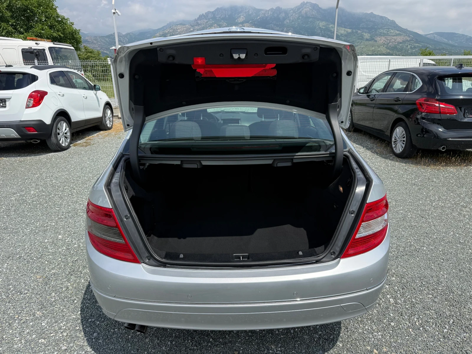 Mercedes-Benz C 180 (KATO НОВА), снимка 13 - Автомобили и джипове - 54765979