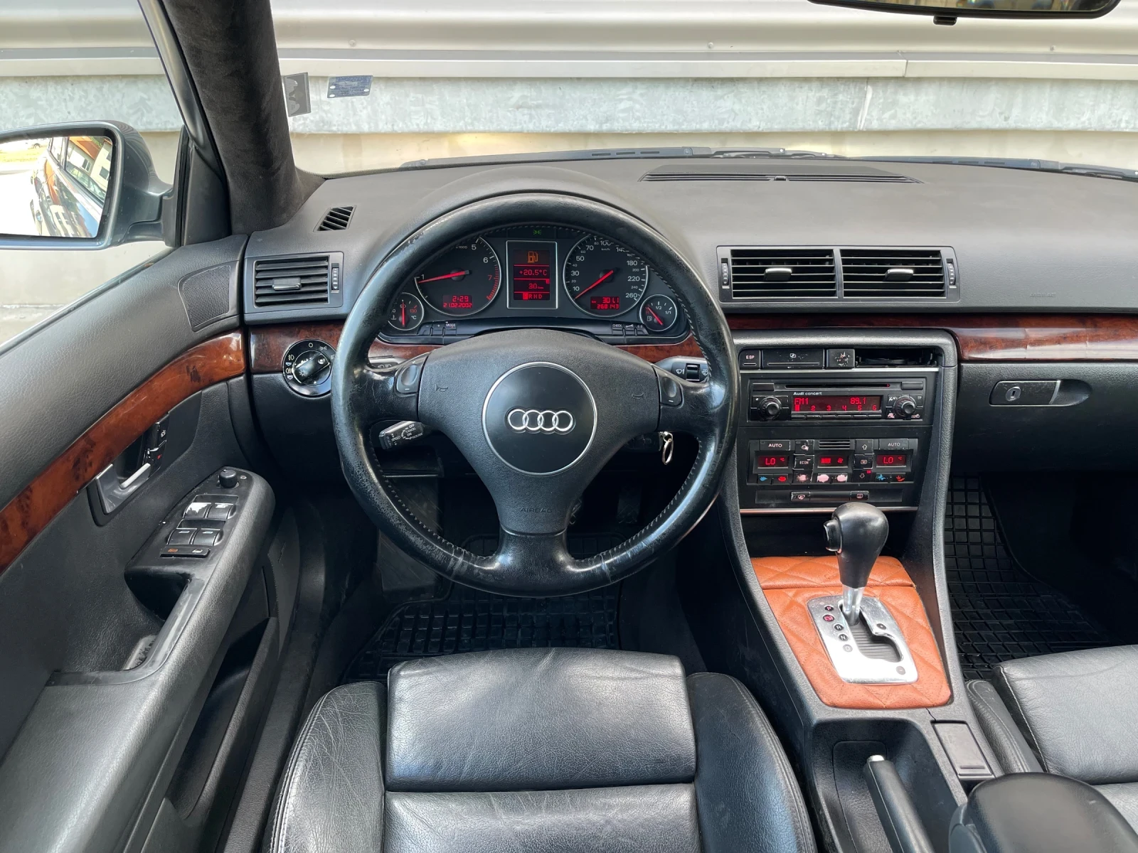 Audi A4 B6 3.0i БЕНЗИН-ГАЗ 220 К.С. АВТОМАТИК ОБСЛУЖЕН, снимка 5 - Автомобили и джипове - 55213380