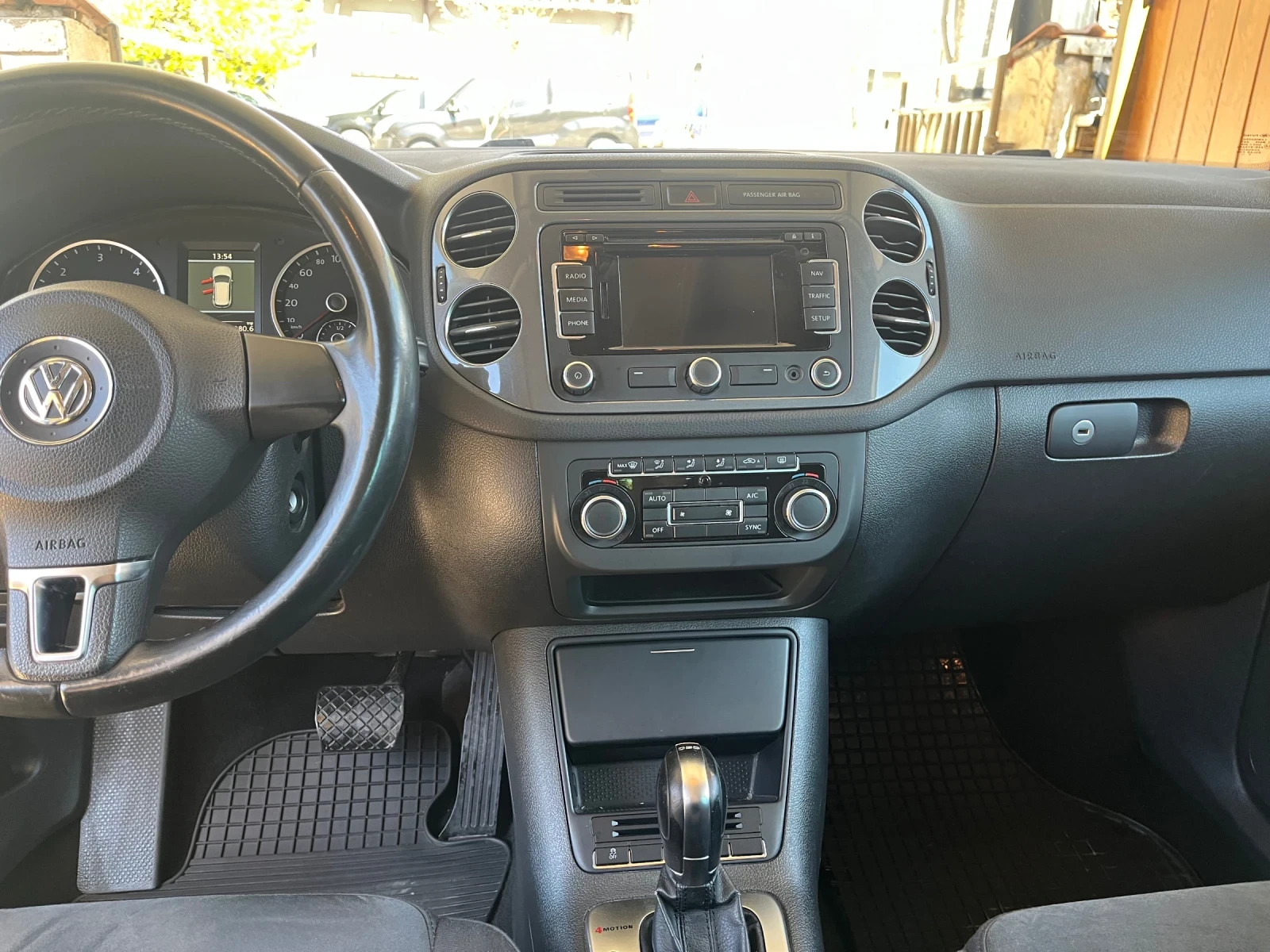 VW Tiguan 2.0tdi 140k 4x4 panorama, снимка 10 - Автомобили и джипове - 54563620