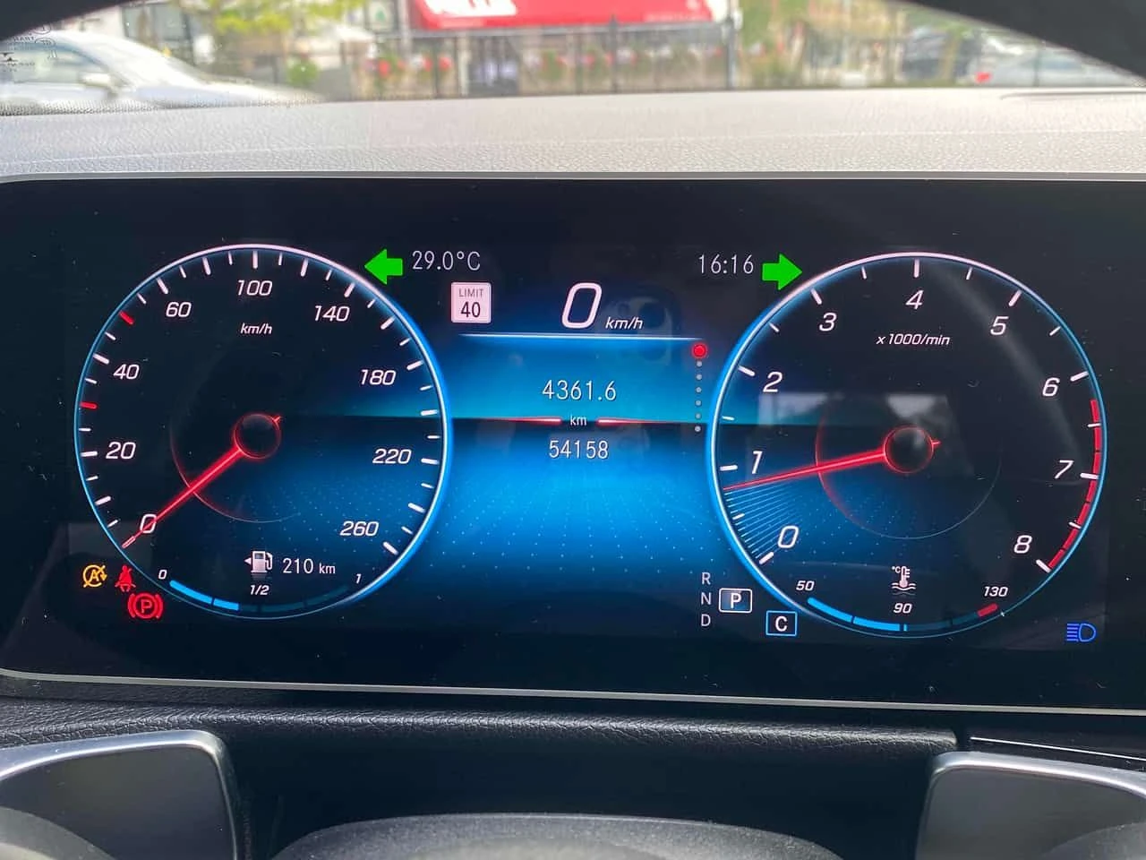 Mercedes-Benz GLB 250 /BURMESTER / 360 / DISTRONIC / CARFAX, снимка 8 - Автомобили и джипове - 55711879