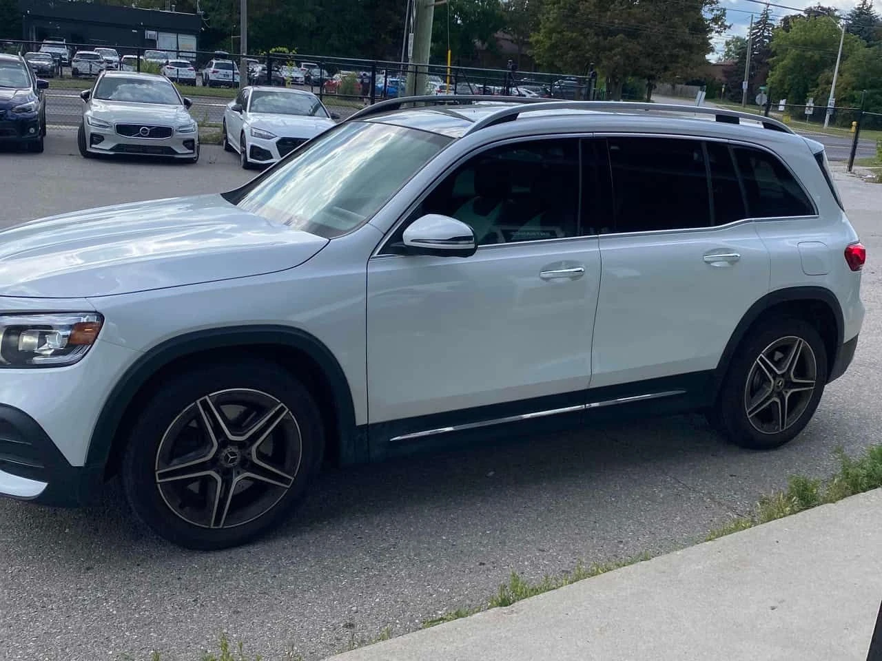 Mercedes-Benz GLB 250 /BURMESTER / 360 / DISTRONIC / CARFAX, снимка 2 - Автомобили и джипове - 55711879