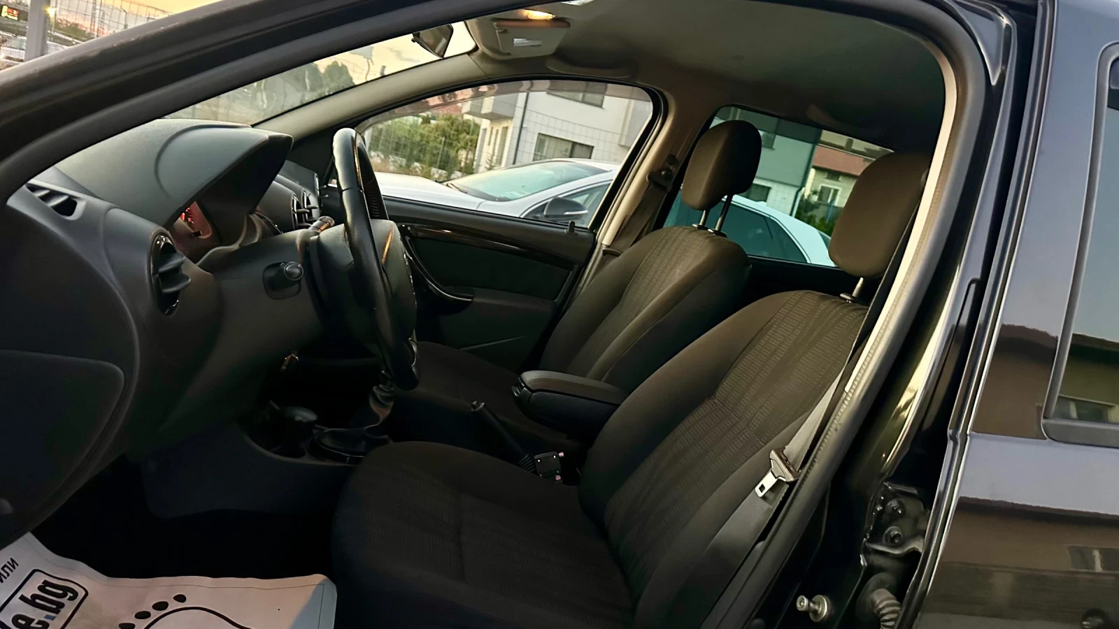 Dacia Duster 1.5dci 6-скорости! Перфектна! , снимка 8 - Автомобили и джипове - 56112603