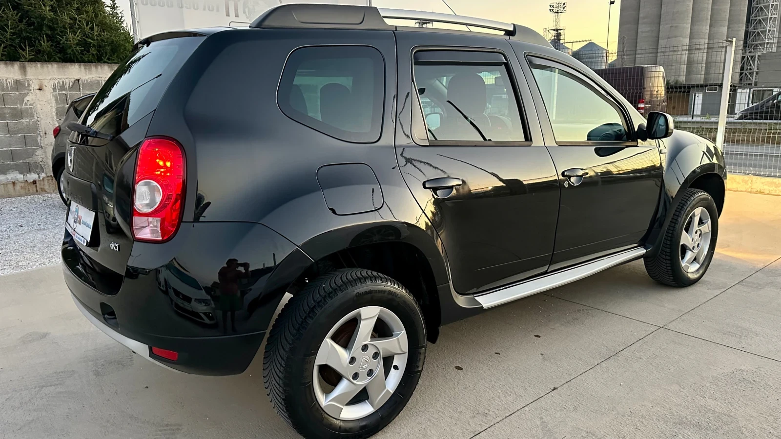Dacia Duster 1.5dci 6-скорости! Перфектна! , снимка 4 - Автомобили и джипове - 56112603