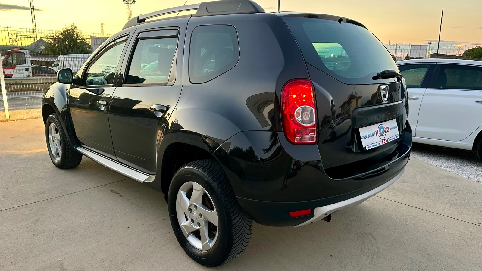 Dacia Duster 1.5dci 6-скорости! Перфектна! , снимка 2 - Автомобили и джипове - 56112603