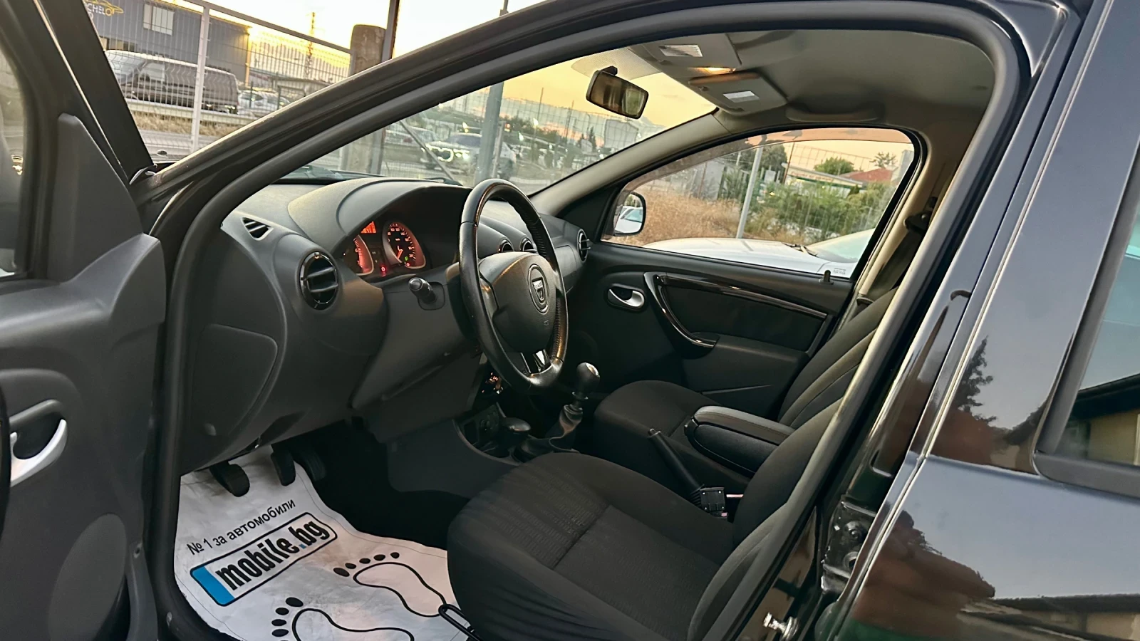 Dacia Duster 1.5dci 6-скорости! Перфектна! , снимка 7 - Автомобили и джипове - 56112603