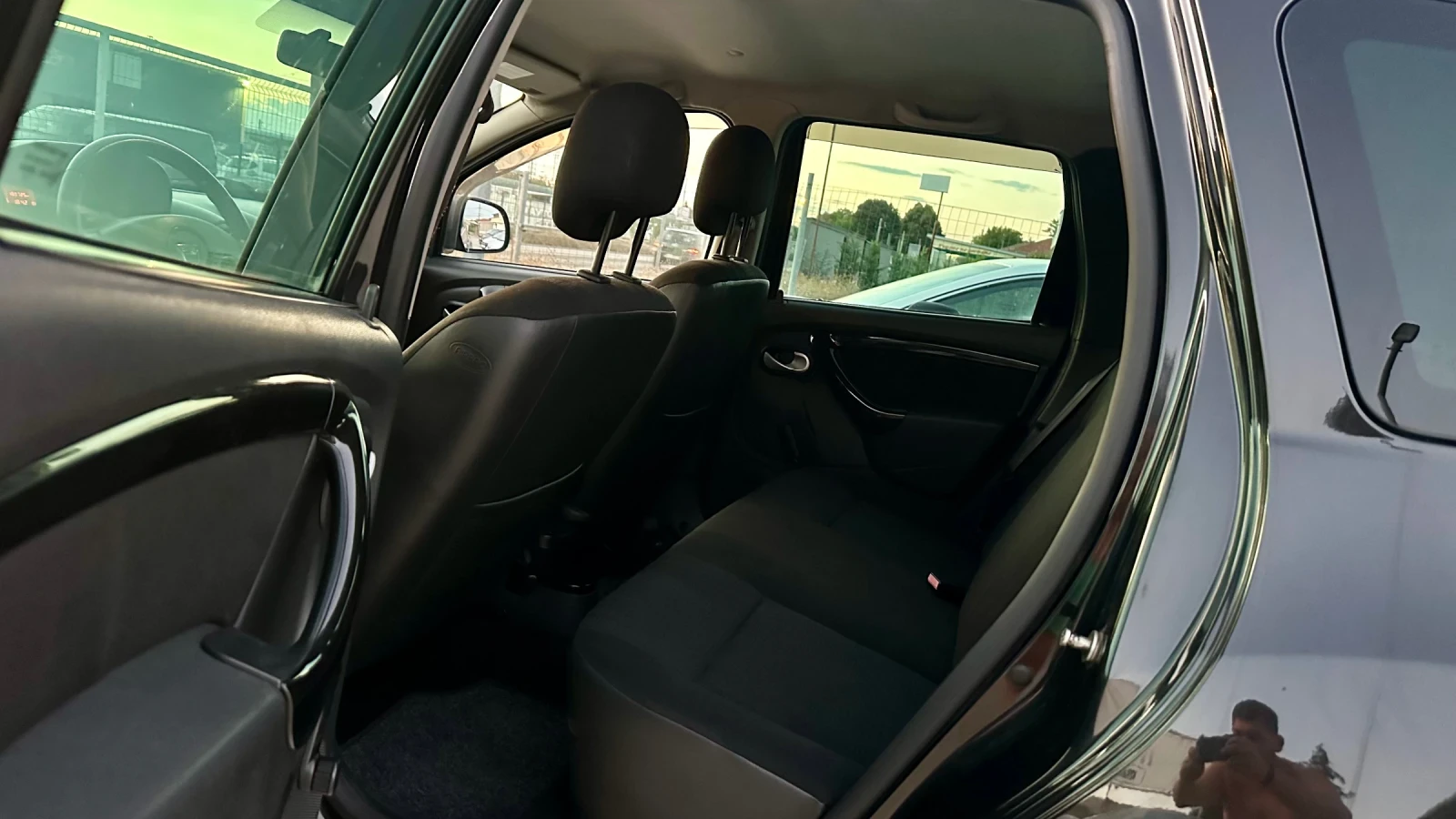 Dacia Duster 1.5dci 6-скорости! Перфектна! , снимка 9 - Автомобили и джипове - 56112603