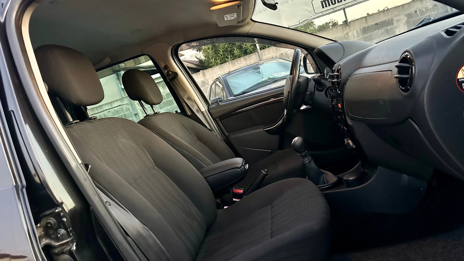 Dacia Duster 1.5dci 6-скорости! Перфектна! , снимка 12 - Автомобили и джипове - 56112603