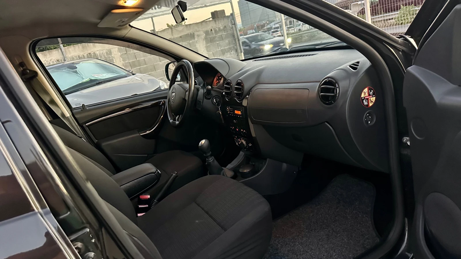 Dacia Duster 1.5dci 6-скорости! Перфектна! , снимка 11 - Автомобили и джипове - 56112603