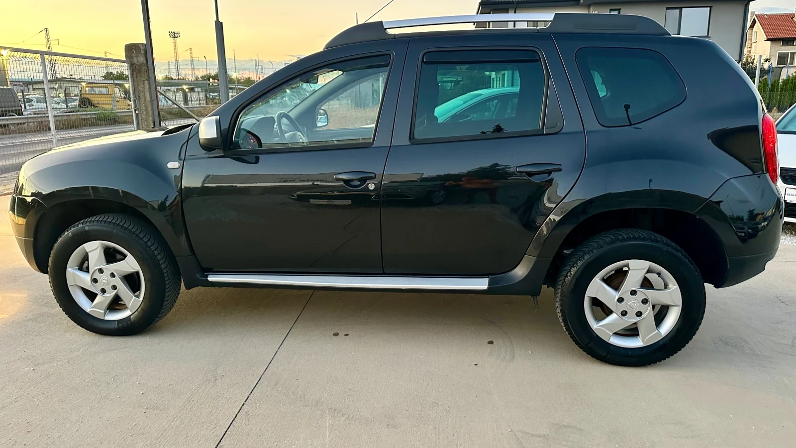 Dacia Duster 1.5dci 6-скорости! Перфектна! , снимка 14 - Автомобили и джипове - 56112603