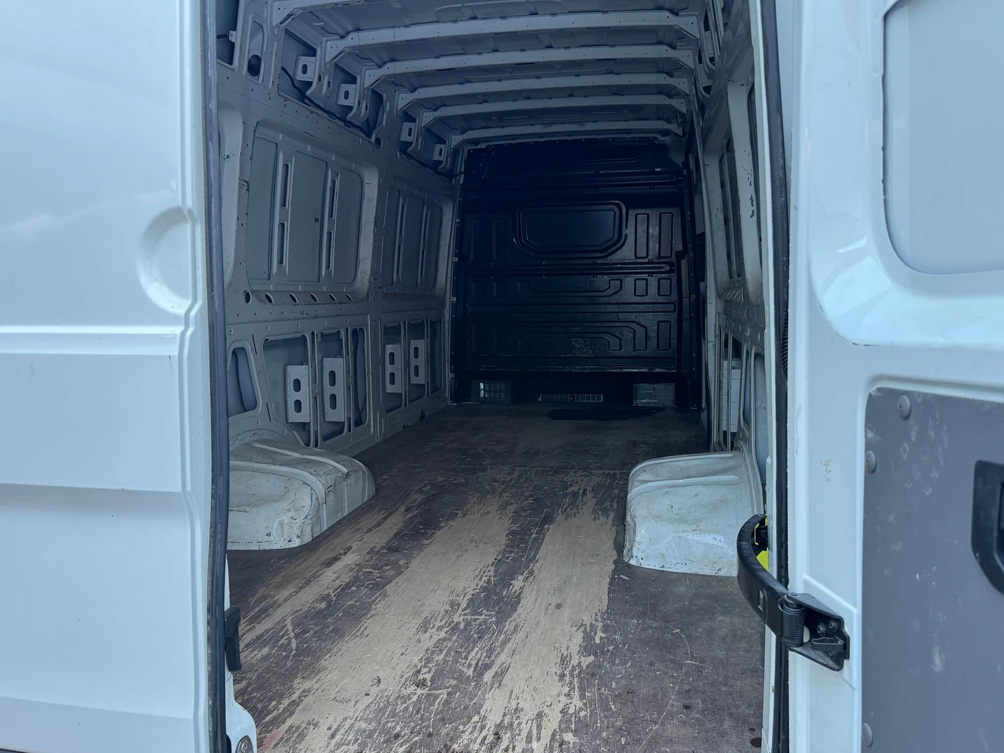 VW Crafter 50 Kasten XL 15.5 m3 TDI задно - изображение 8