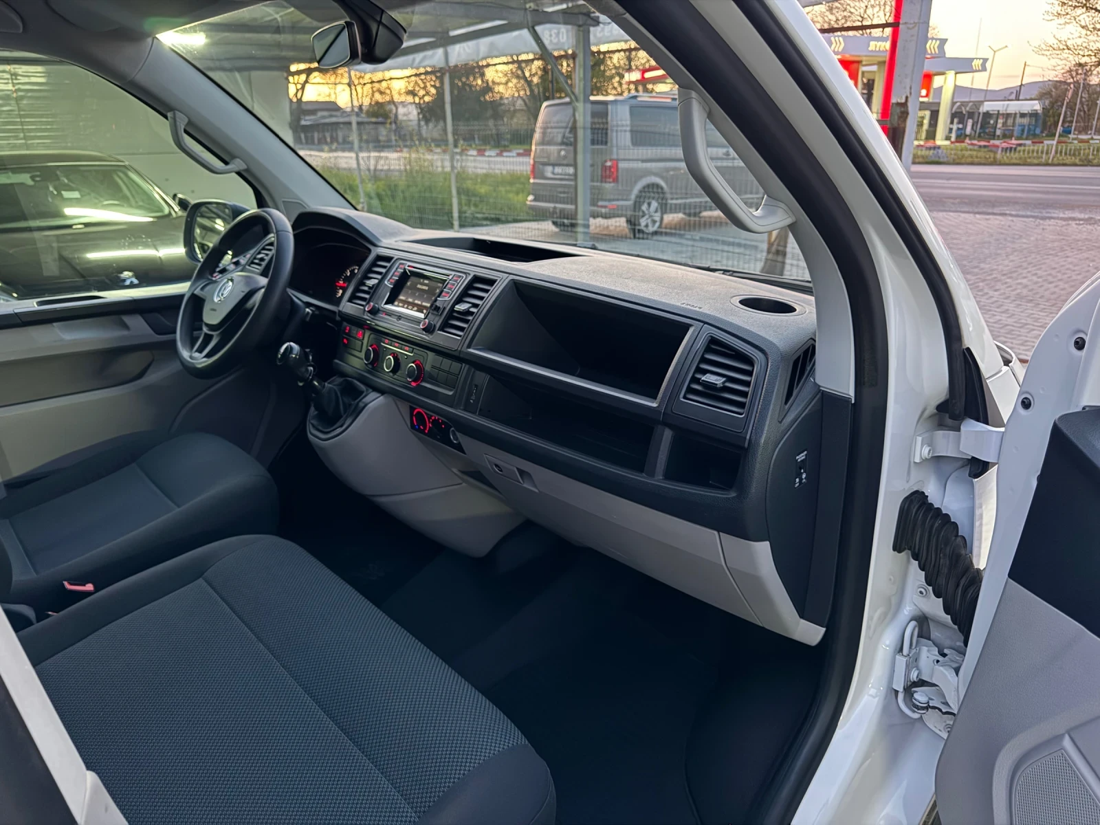 VW T6 2.0TDI 150к.с 9МЕСТА КАТО НОВА, снимка 10 - Бусове и автобуси - 54230852