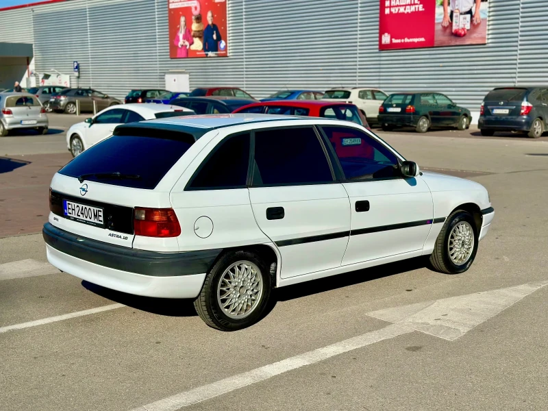 Opel Astra 1.6mi, снимка 4 - Автомобили и джипове - 48513306