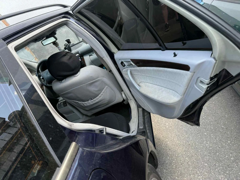 Mercedes-Benz C 220, снимка 2 - Автомобили и джипове - 51969798
