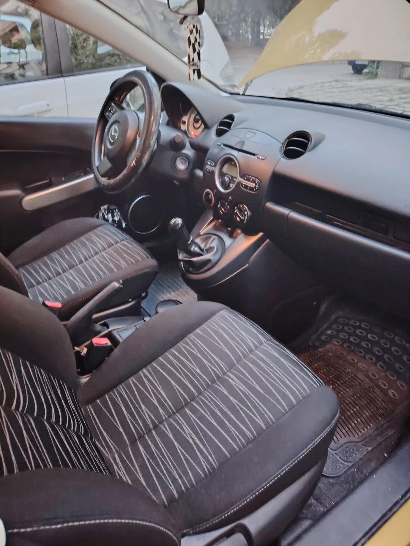 Mazda 2 1, 4 бензин  - изображение 8
