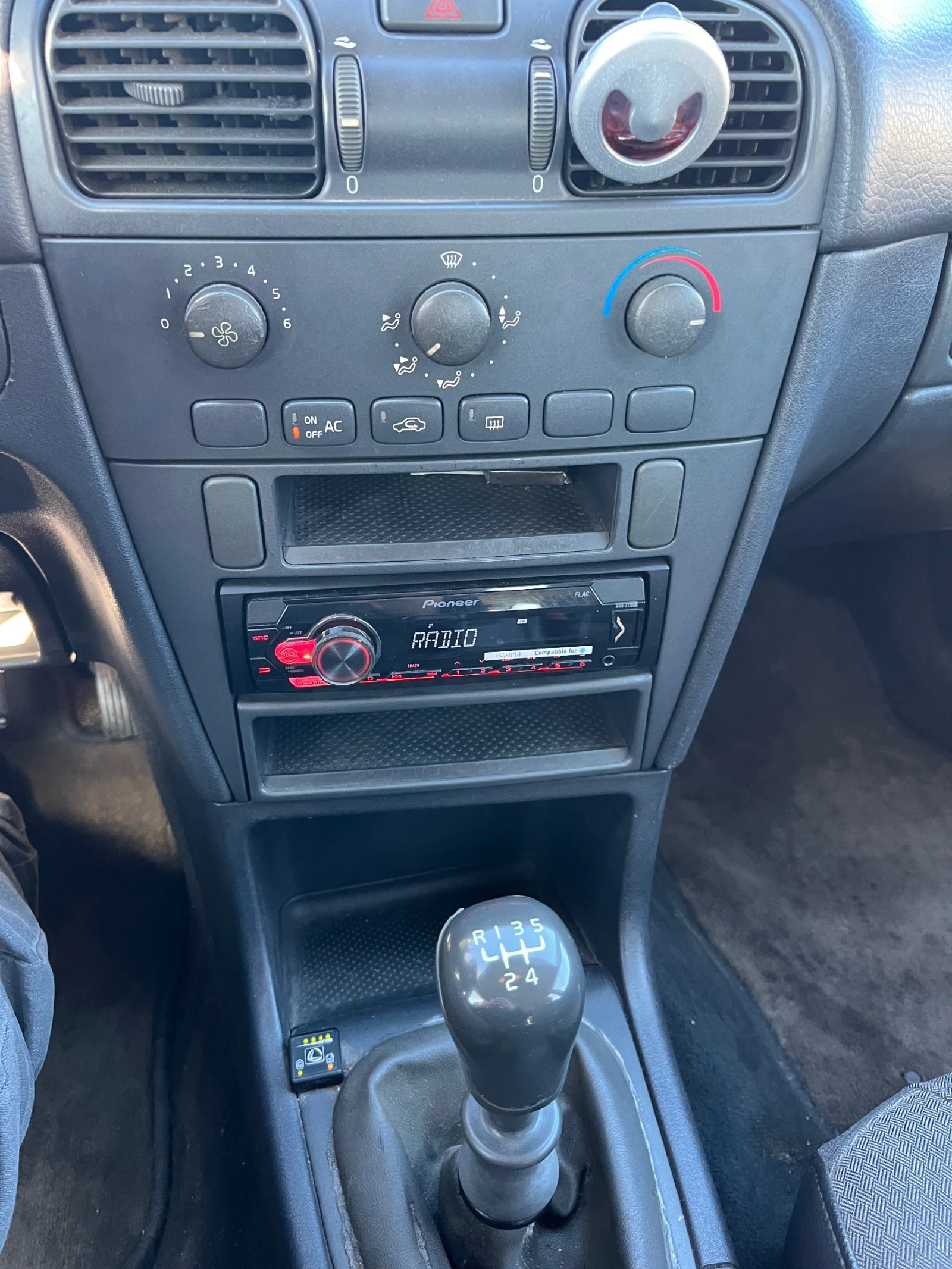 Volvo V40 1.6 - изображение 8