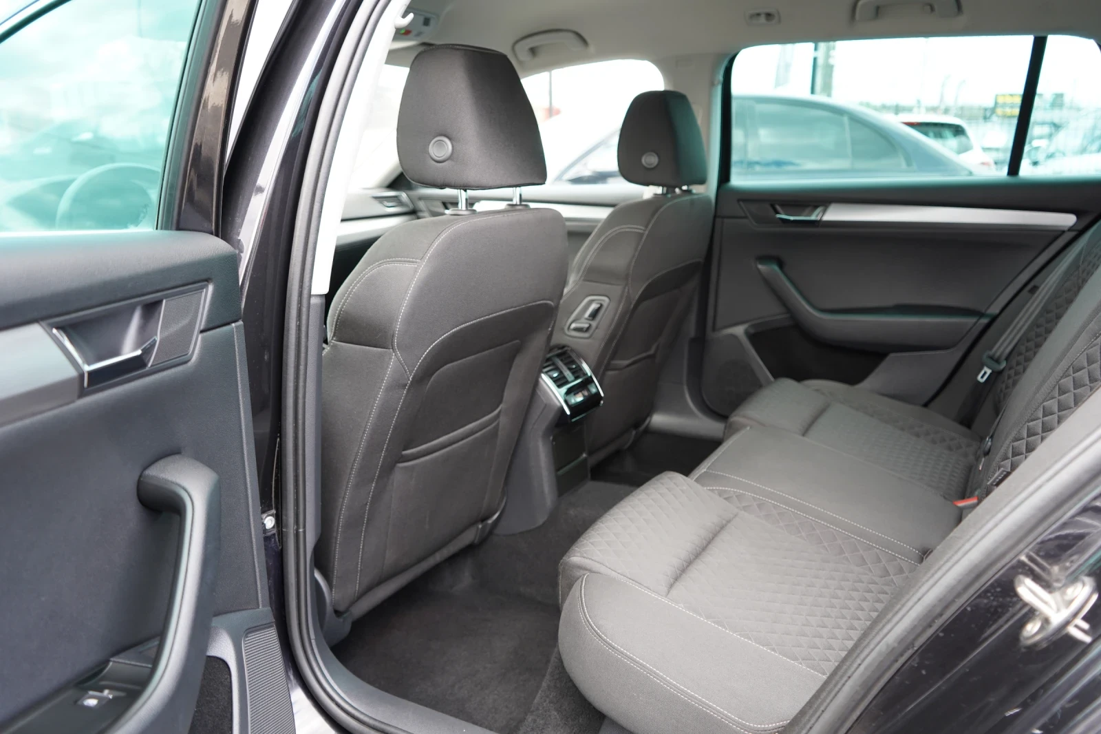 Skoda Superb 2.0 TDI* 4Х4* РЕГИСТРИРАНА* ПАРКТРОНИК, снимка 15 - Автомобили и джипове - 54148486