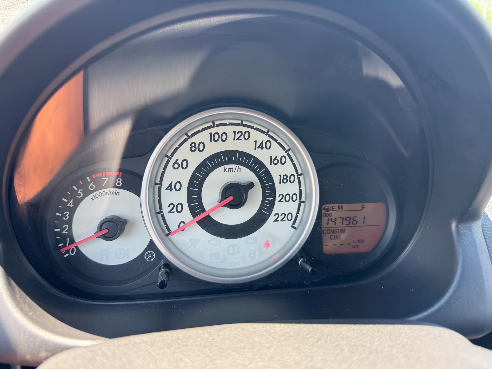 Mazda 2 1.3i-верига, снимка 6 - Автомобили и джипове - 54457946