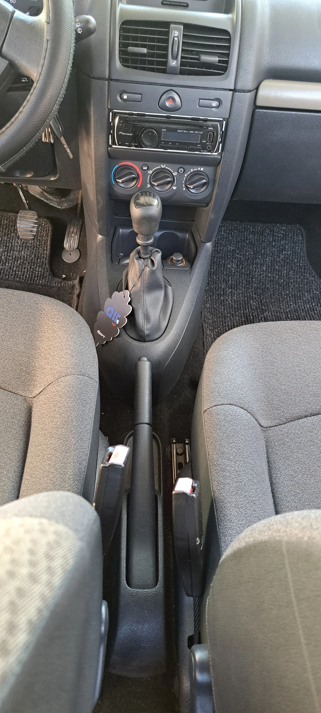 Renault Clio 1.2, снимка 12 - Автомобили и джипове - 56040887