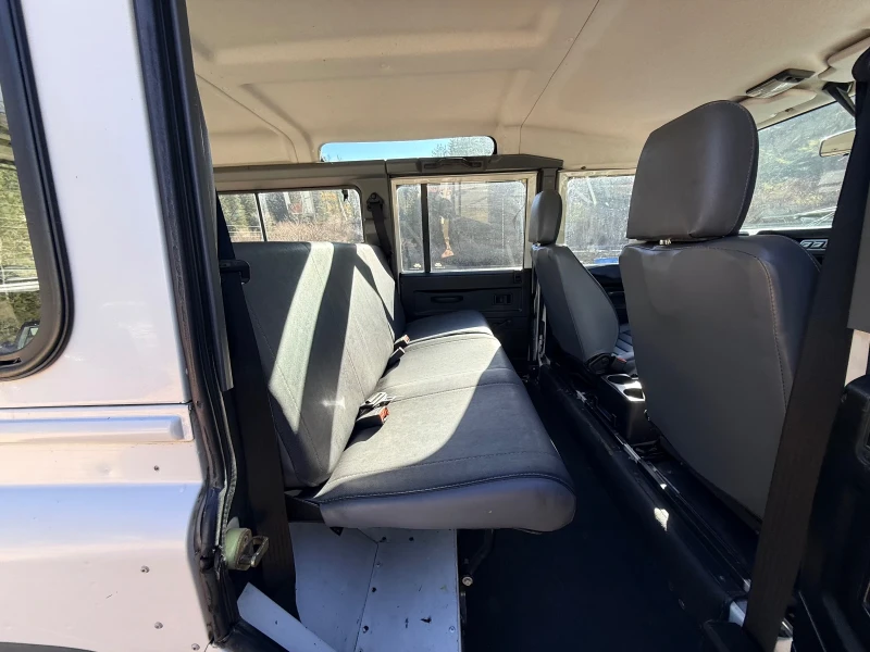 Land Rover Defender 110* Td5* ДДС* 9-местен* Регистриран* , снимка 9 - Автомобили и джипове - 53224042
