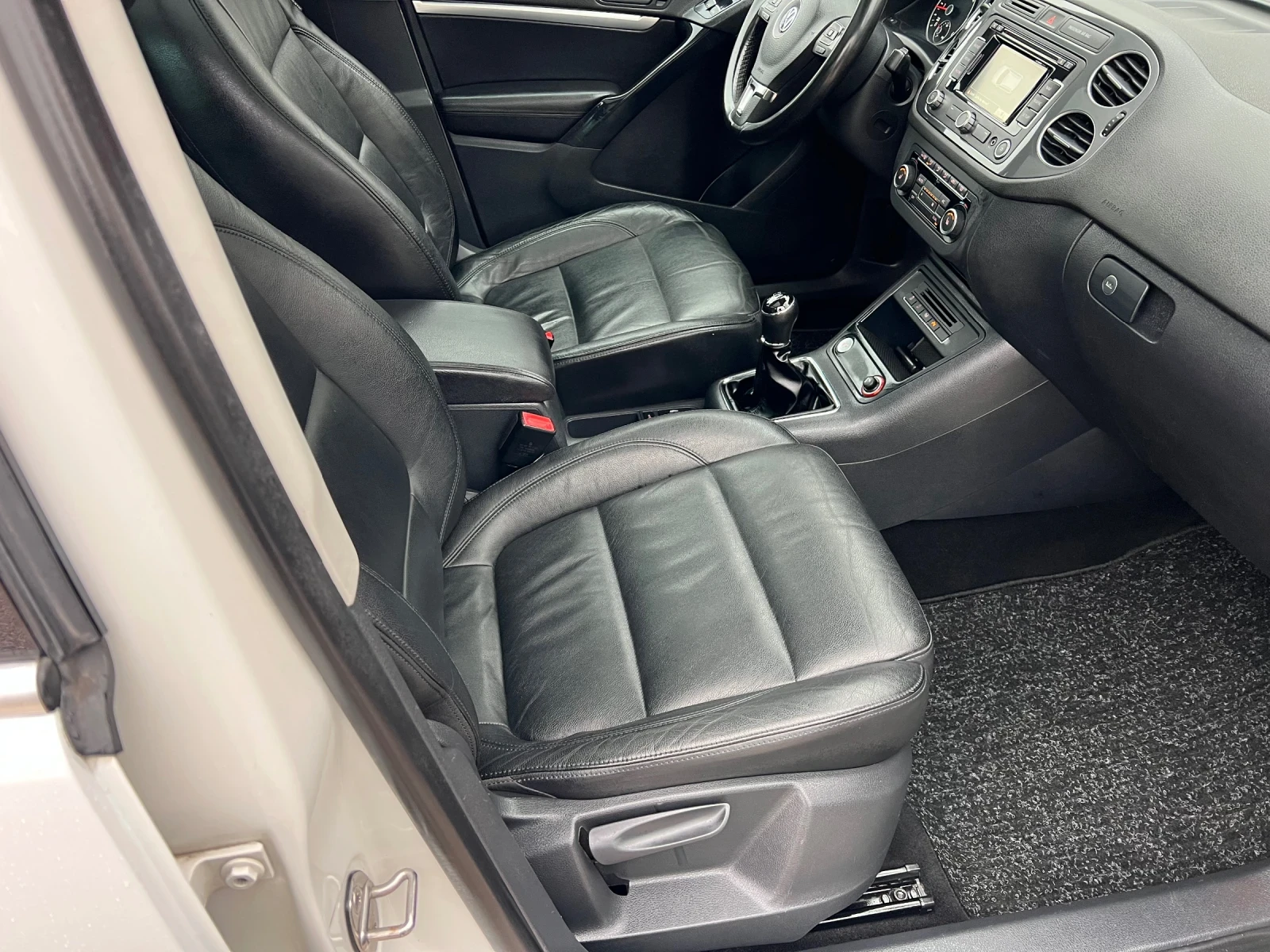 VW Tiguan 2.0TDI* PANORAMA* 6sk* MULTI VOLAN* PODGREV* NAVI - изображение 8