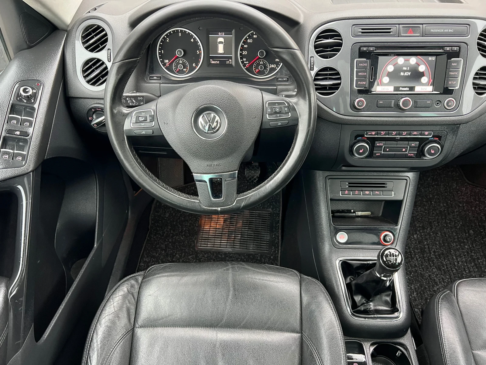 VW Tiguan 2.0TDI* PANORAMA* 6sk* MULTI VOLAN* PODGREV* NAVI - изображение 6