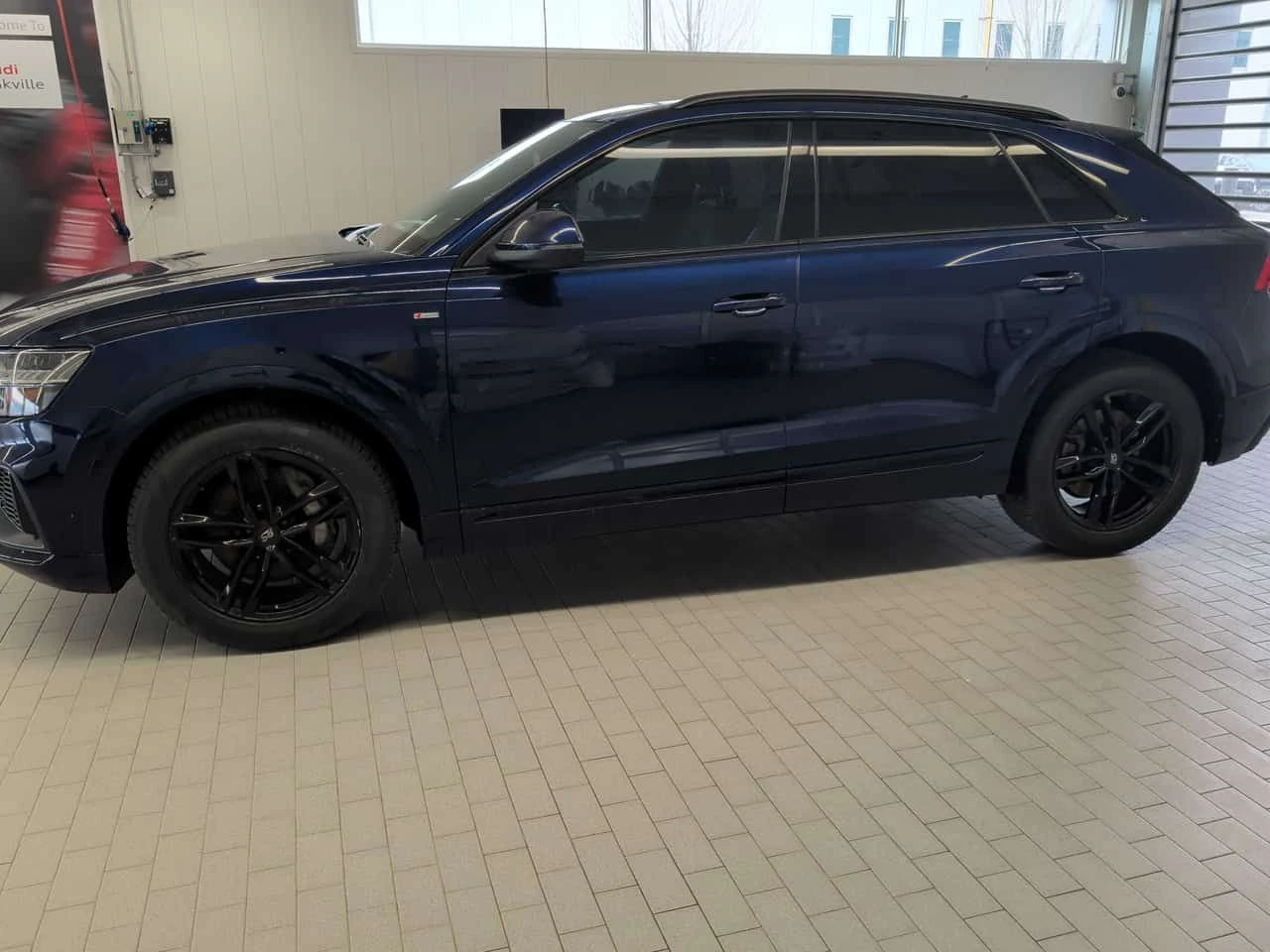 Audi Q8 Technik/CARFAX/DIS/360/PANO/ОБДУХВАНЕ, снимка 3 - Автомобили и джипове - 53929667