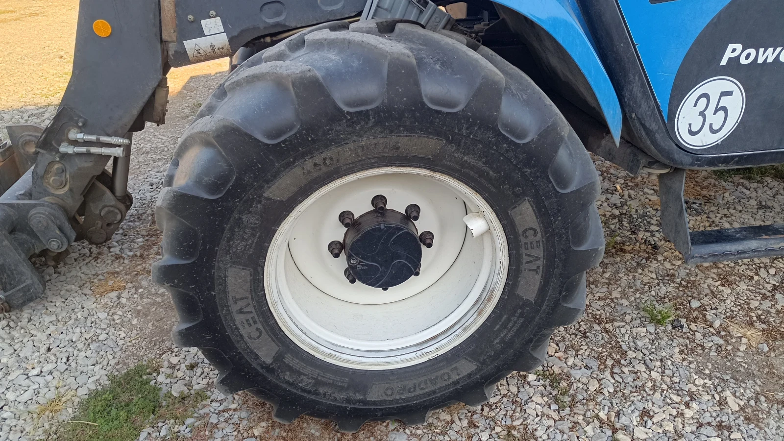 Телескопичен товарач New Holland LM 425 , снимка 6 - Селскостопанска техника - 56056318