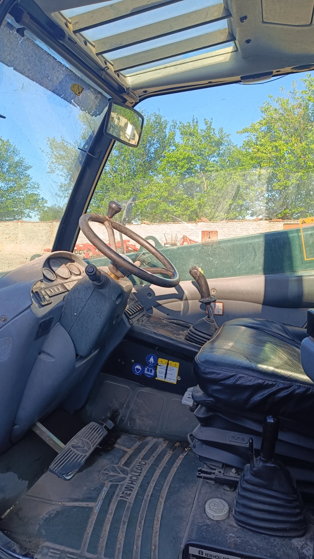 Телескопичен товарач New Holland LM 425 , снимка 5 - Селскостопанска техника - 56056318