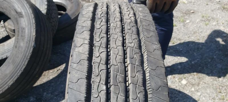 Гуми Летни 215/75R17.5, снимка 1 - Гуми и джанти - 41999145