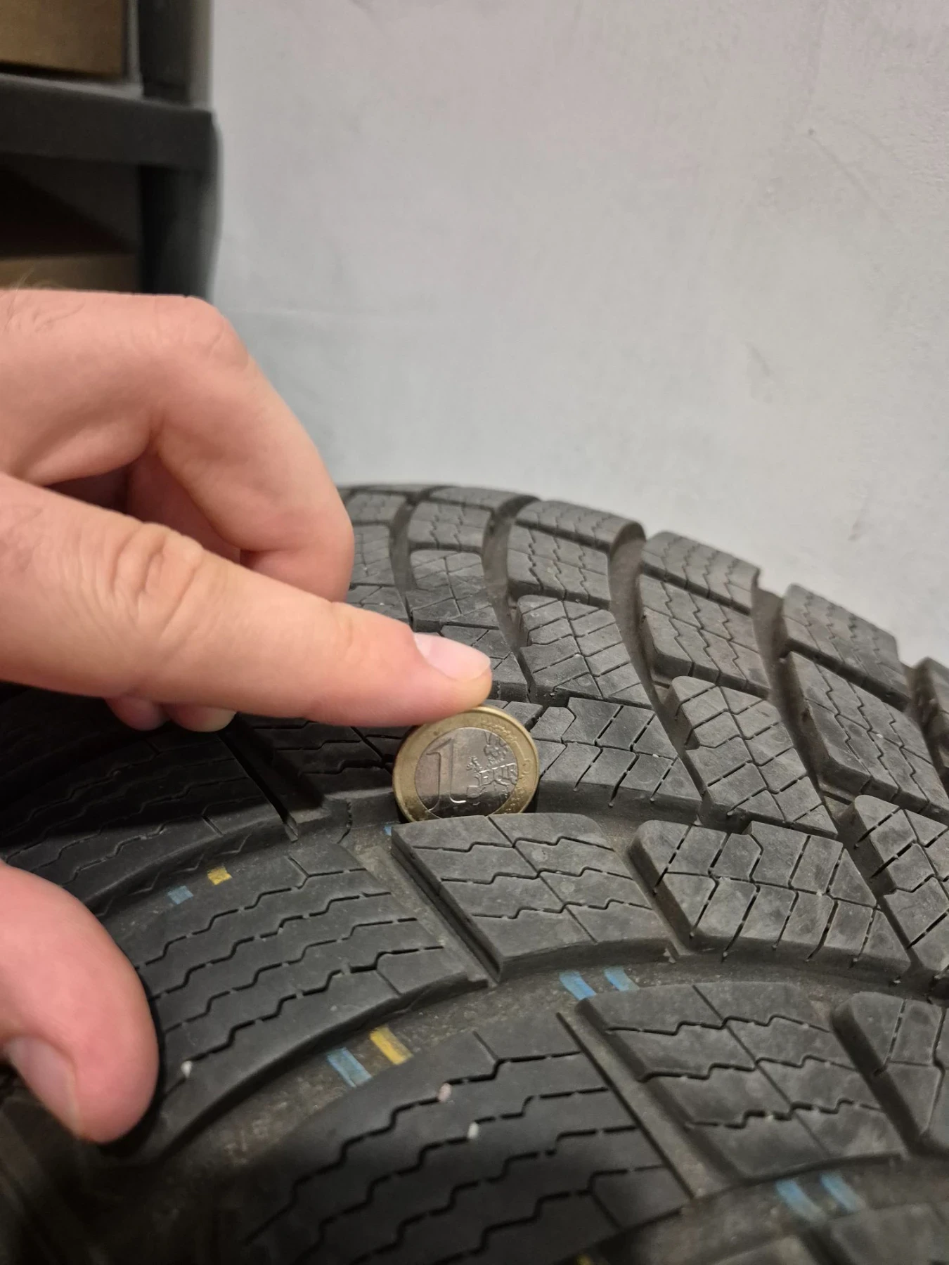 Гуми Зимни 215/50R17, снимка 2 - Гуми и джанти - 55746089