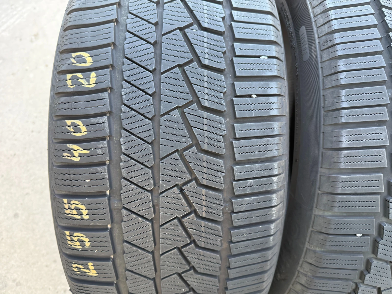 Гуми Зимни 255/40R20, снимка 2 - Гуми и джанти - 55832838