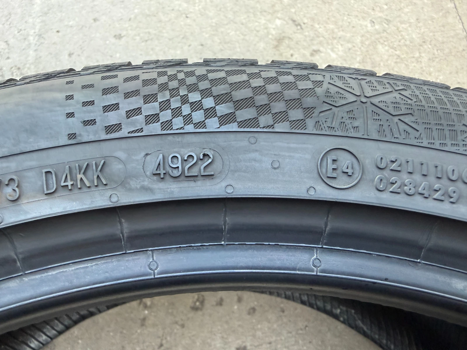 Гуми Зимни 255/40R20, снимка 4 - Гуми и джанти - 55832838