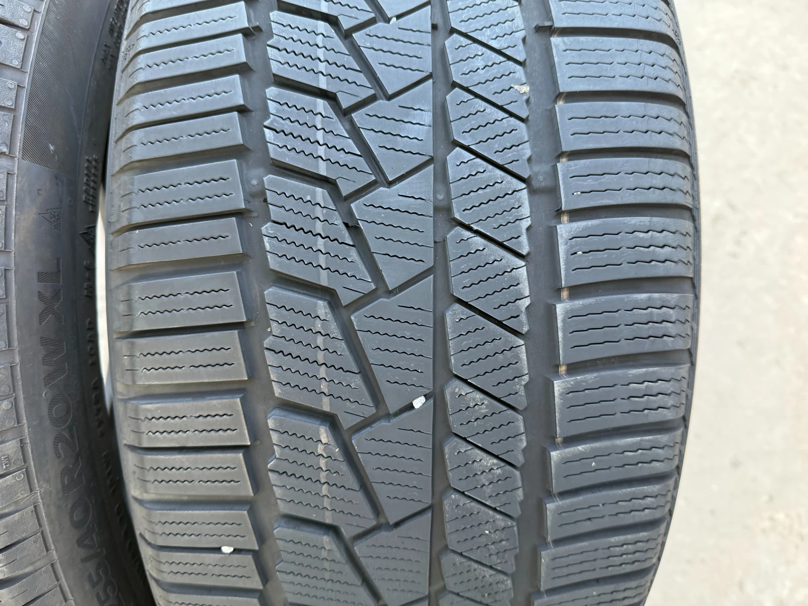 Гуми Зимни 255/40R20, снимка 3 - Гуми и джанти - 55832838