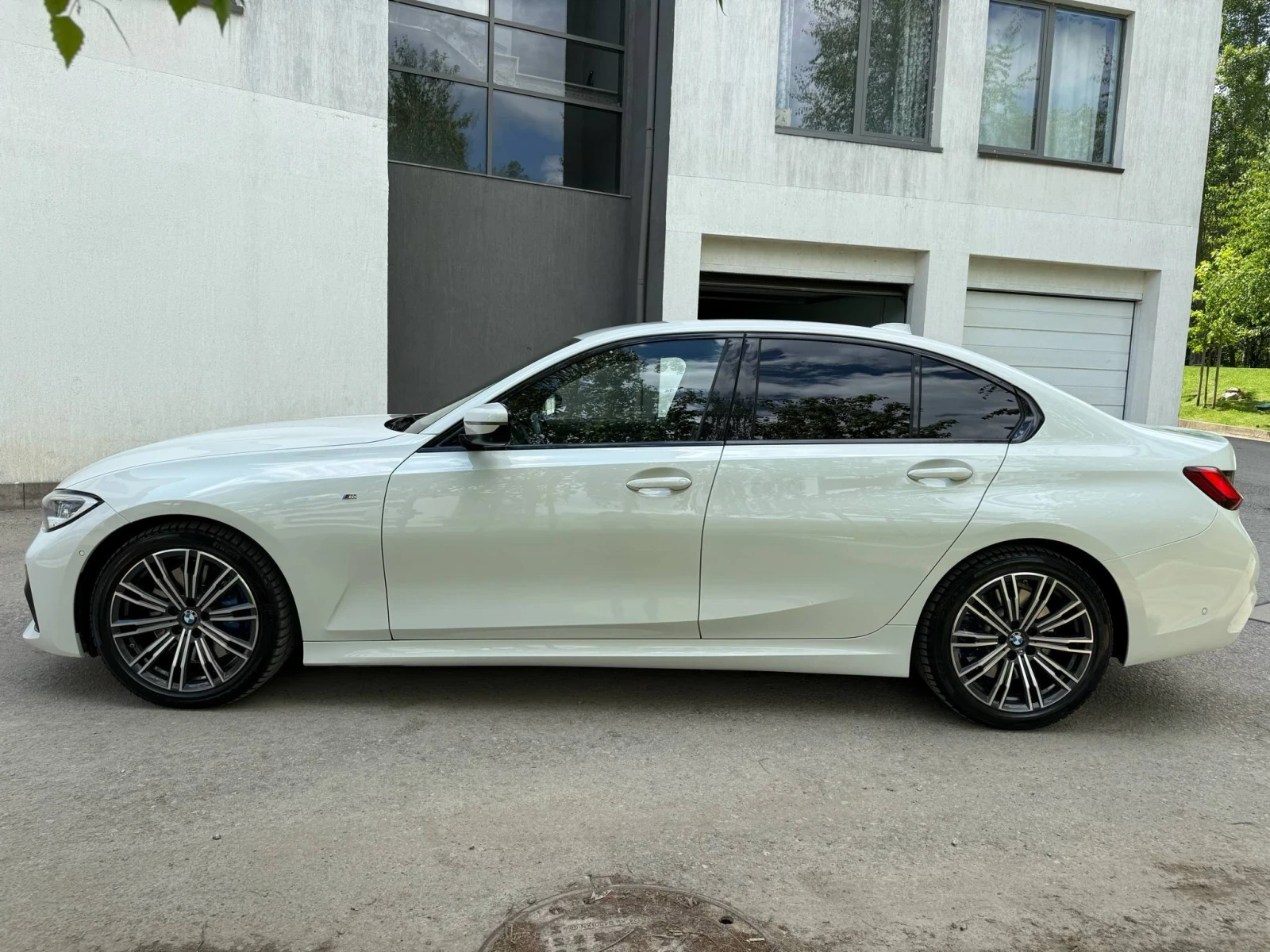 BMW 330 M-OPTIC / ПОДГРЕВ / 360 КАМЕРА - изображение 4