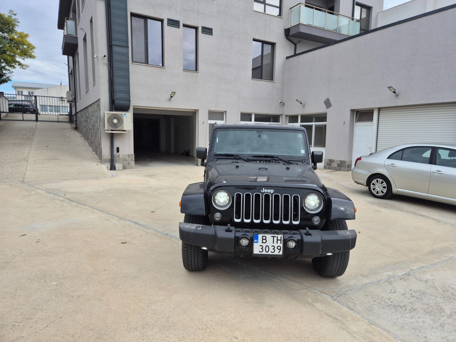 Jeep Wrangler Sahara, снимка 2 - Автомобили и джипове - 56192893