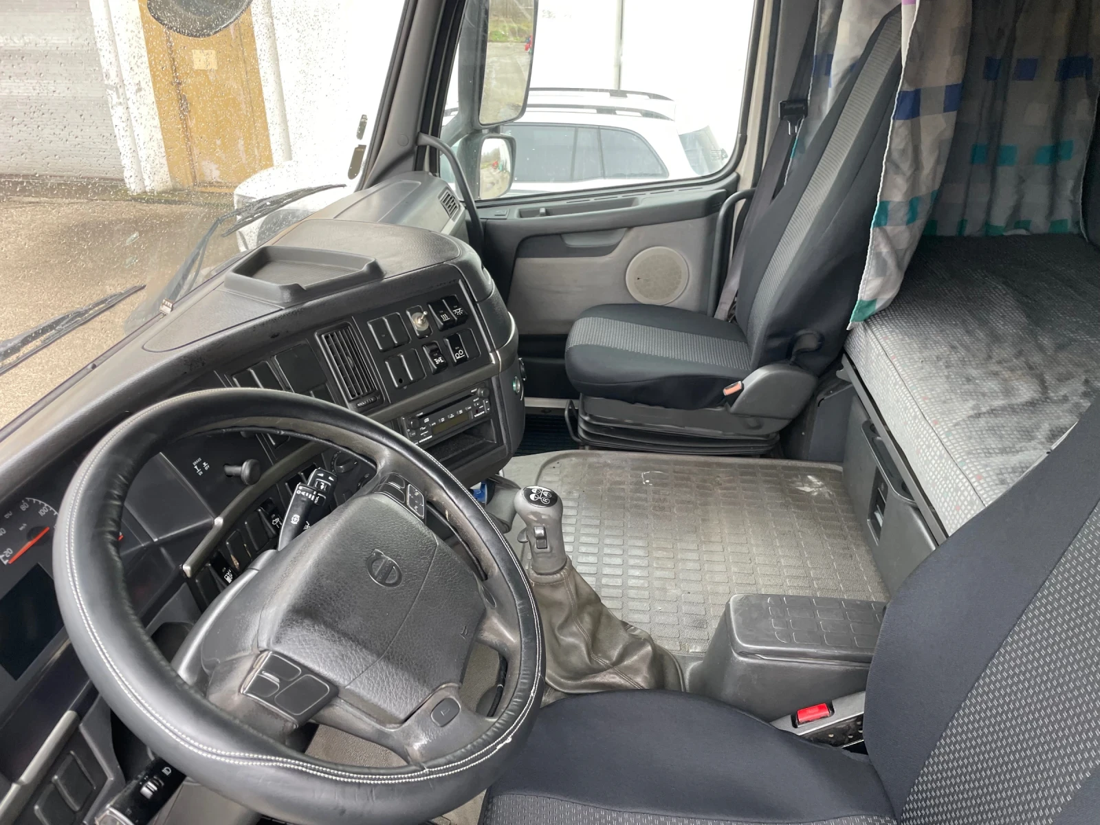 Volvo Fh 12 460- 6x4 ТРИСТРАНЕН САМОСВАЛ - изображение 4