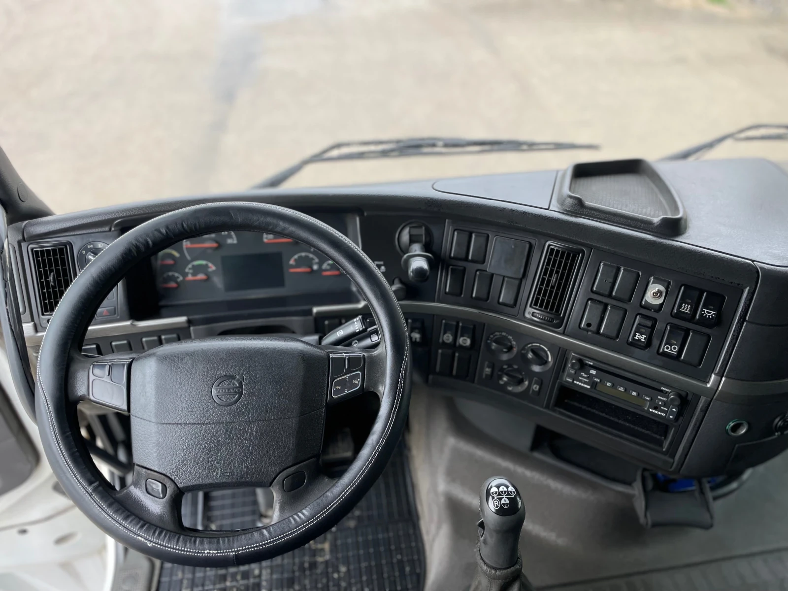 Volvo Fh 12 460- 6x4 ТРИСТРАНЕН САМОСВАЛ - изображение 5