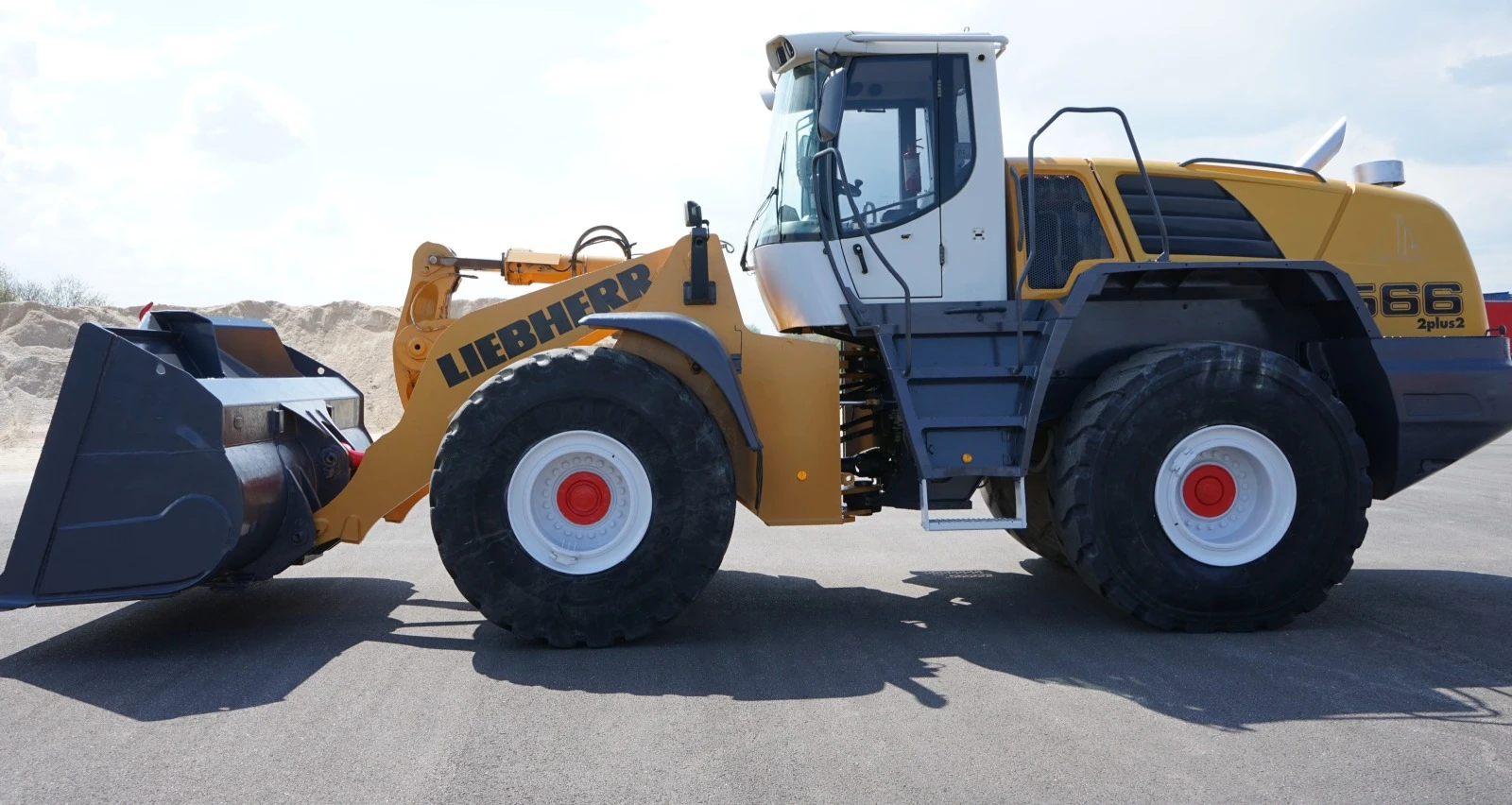 Челен товарач Liebherr 566, снимка 1