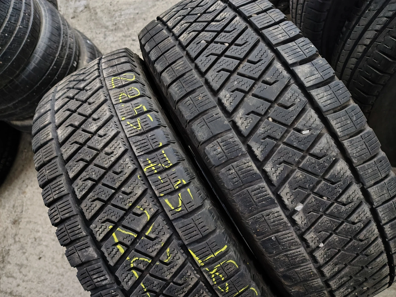 Гуми Зимни 225/75R16, снимка 2 - Гуми и джанти - 54103457